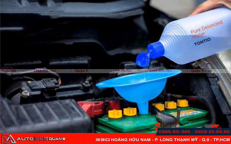 Cần chêm nước định kỳ cho ắc quy ô tô