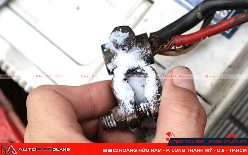 Đầu cực của ắc quy ô tô bị hư hỏng