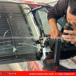 Hàn kính xe ô tô với dụng cụ chuyên nghiệp