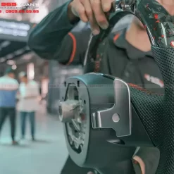 Vô lăng carbon và lẫy chuyển số cho Ranger 3
