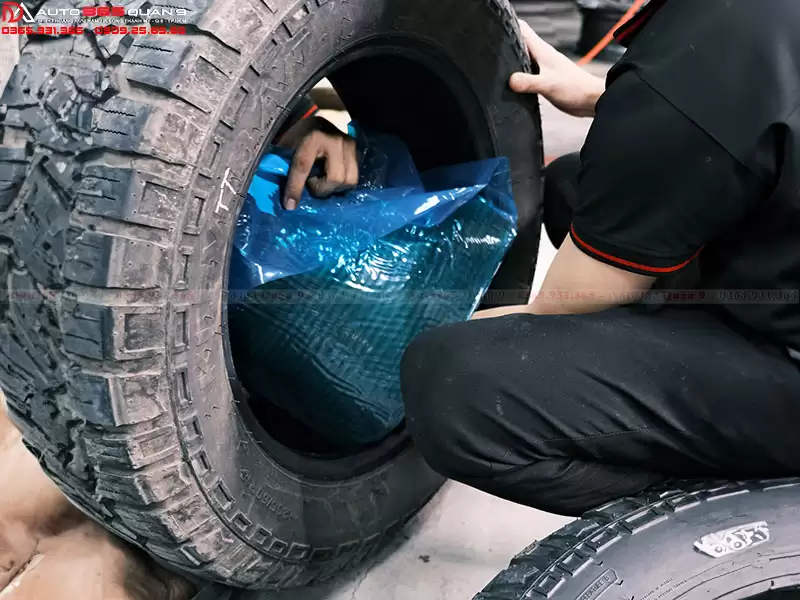Mút chống đinh ô tô 5